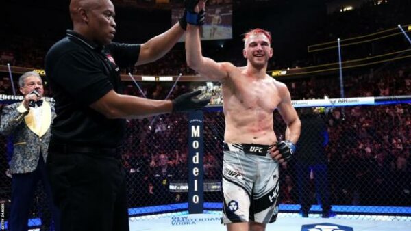 UFC 290: Νικητής με σπασμένο χέρι ο Νταν Χούκερ (vid)